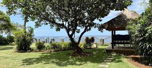 Beachfront Villa Nirwana with Private Jacuzzi in Pengastulan