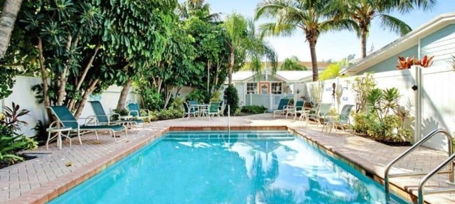 Beachside 2BR AMI Villa with Pool Access in Holmes Beach