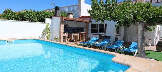 Beachside Family Home: Private Pool, Free Wi-Fi, Pets Welcome, Near Dog-Friendly Beach in Deltebre