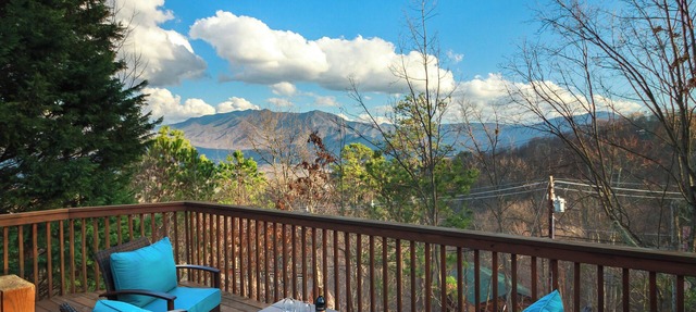 BEAUTIFUL 2/2 CHALET! Amazing Views! Hot Tub! Games! Great Location Near Ober! in Gatlinburg