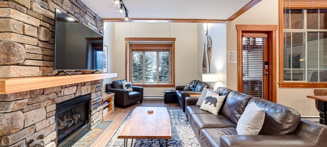 Beautiful 3 Bedroom Plus Loft & Den. Hot Tub. in Fernie