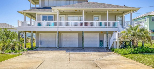 Beautiful 4 Bdrm home steps to the beach/Sleeps 10/Pet Friendly too! in Pensacola Beach