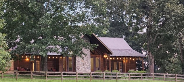 Beautiful Cabin retreat on the outskirts of town in Shelbyville