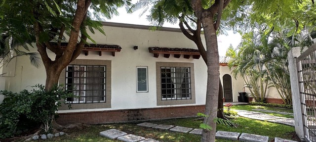 Beautiful House with the best weather of Cuernavaca in a private Neighborhoodd in Progreso