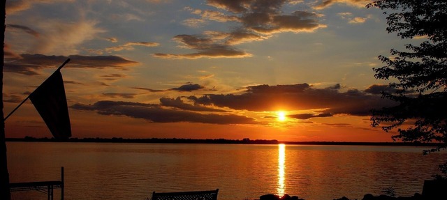 Beautiful Lake Front Cottage on Lake Champlain in Alburgh