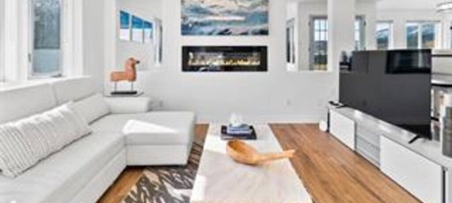 Beautiful Lake Front house, Private Dock, Central Location, Back yard, Hot tub in Kelowna