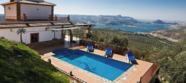 Beautiful Lake Views House with Lovely Paved Garden in Iznajar