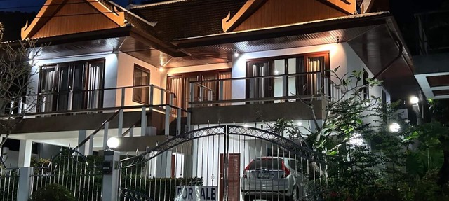Beautiful spacious villa with pool close to the sea and town in Phuket