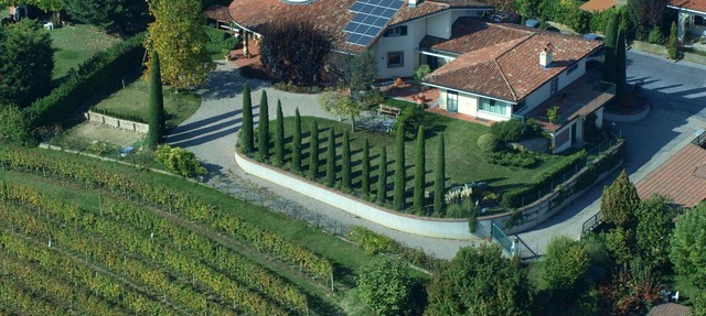 Beautiful villa for 4 guests with WIFI, TV, terrace and panoramic view in Barolo