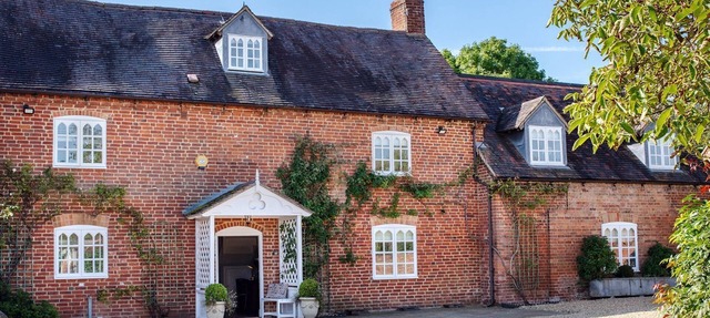Beecham Farmhouse - sleeps 12 guests in 6 bedrooms in Stratford-upon-Avon