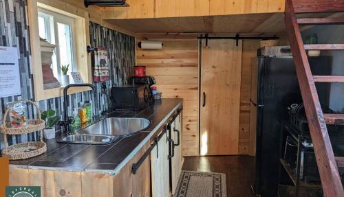 BlueTinyHome with Hottub in Hinckley