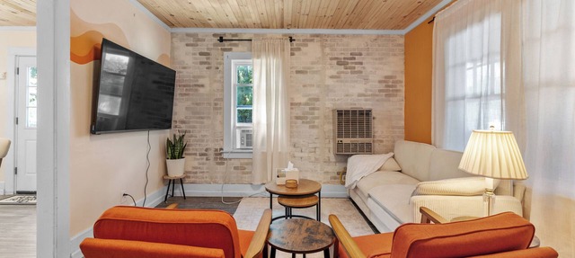 Boho Chic Retreat - King & Queen Bed - Near Lake & Downtown in Liverpool