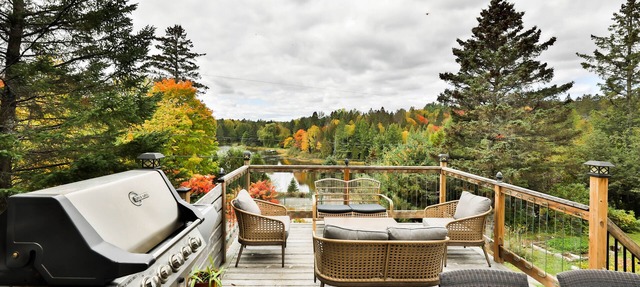 🌿 Boho-rustic retreat in nature with panoramic lakefront & mountain views in Rawdon