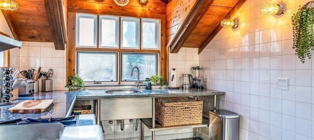 Breathtaking Rustic Lodge| Lake Views & Hot Tub in Matamoras