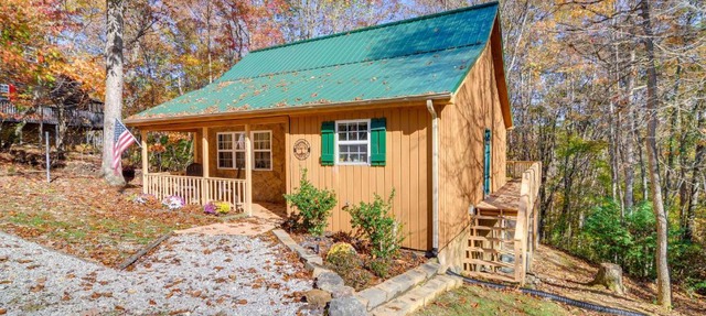 Burnside Resort Cabin w/Hot Tub & Outdoor Spots! in Burnside