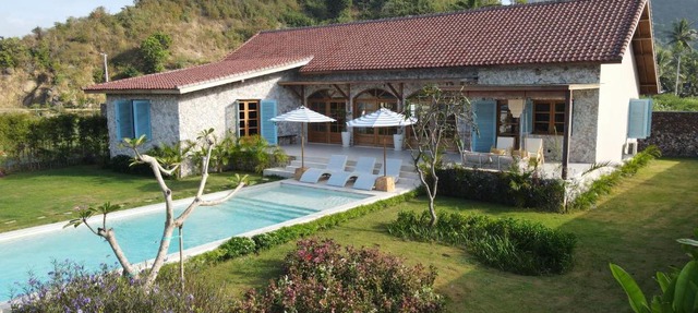 Casa Samudra - charming & spacious villa by the sea surrounded by nature in Selong Belanak