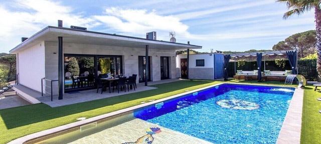 Catalunya Casas: Modern Vacation Paradise 'Villa Ainmi' on the Costa Brava! in Sils