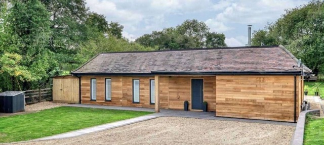 Cedar Barn Getaway, 3 Bed, Sleeps 6, Parking in Bromsgrove