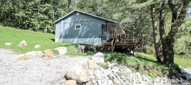 Chalet Rustique Avec Poêle au Bois Face au lac in Gracefield
