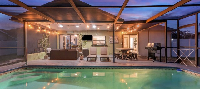 Charming 2-bedroom house with pool and fenced in backyard. Sleeps 8 in Spring Hill