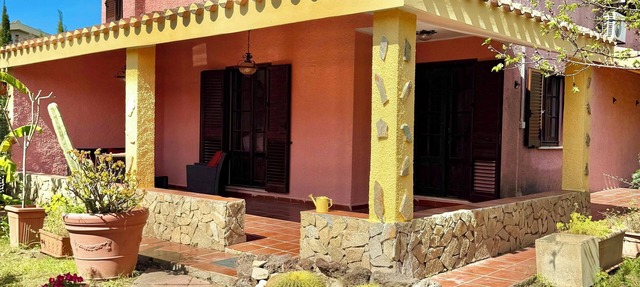 Charming 3-bedroom villa with A/C, WIFI, Steps to Beach, Parking in Quartu Sant'Elena