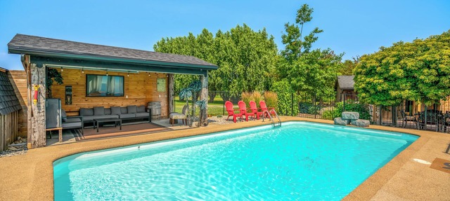 Charming 3-Bedroom Orchard Retreat with Private Pool & Sauna | Sleeps 7 in St. Catharines