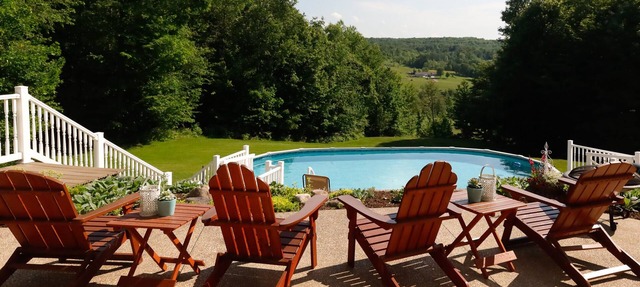 Charming BnB on private estate with pool: Room #3 in Waterford