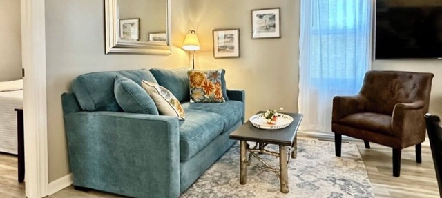 Charming cottage steps from lake, shops & more! in Excelsior