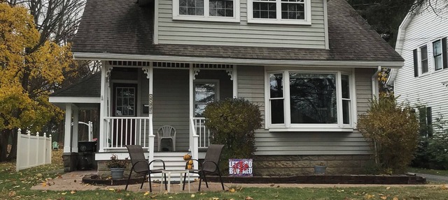 Charming Historic 2-bedroom unit with WiFi in lovely Orchard Park Village in Orchard Park