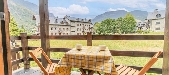 Charming Pyrenean Flat with Terrace, Views & Pool in Anciles