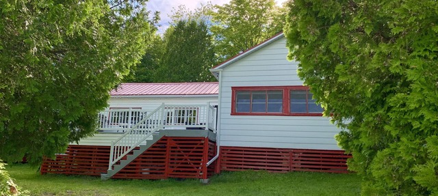 Charming rustic cottage on Lac-Trois-Saumons in Saint-Aubert