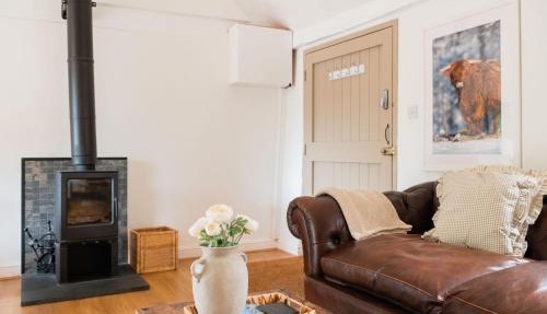 Charming Stone Cottage - Cotswolds Farm Stay - The Bullpen in Lechlade