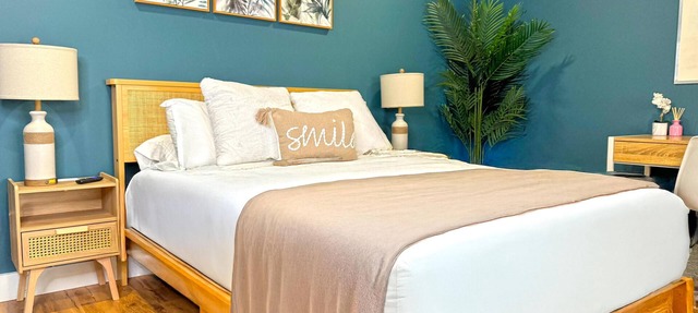 Charming Studio Room | 5 Min to DownTown | Self Check-In | 75" TV in Williams Lake