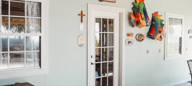Charming studio with AC , WiFi, and 325 ft fishing pier with fishing lights. in San Leon