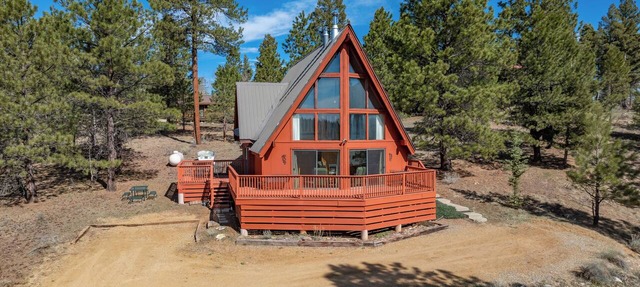 Charming Updated 3-bedroom Chalet with Deck; Small dogs welcome! in Angel Fire