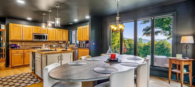 Charming Vermont Retreat: Unique 4-Bedroom Home in Chittenden