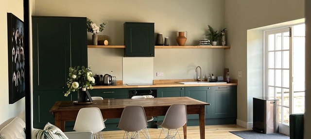 Charming Vineyard Guesthouse - Scenic Views & Wine in Bremhill