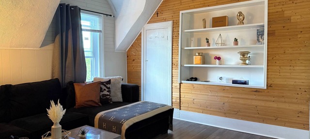 Charming Waterfront Loft + NearShops+Scenic in Quinte West