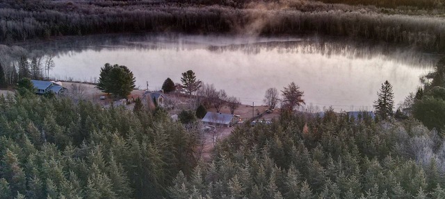 Charming waterfront cottage - pets welcome! in Cayamant