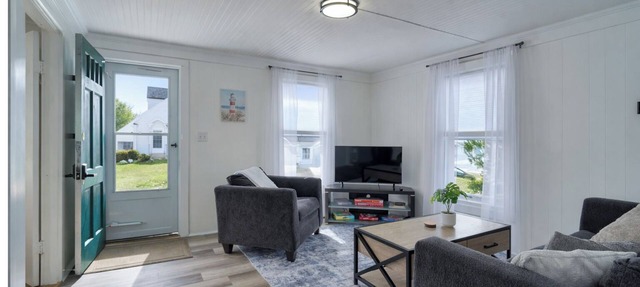 Coastal Gem - Charming 3BR Home, Steps to Beach! in Warwick