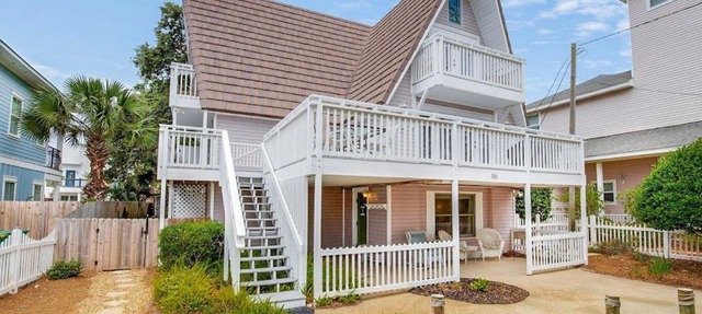 Coastal Villa with Private Heated Pool only a 2 Minute Walk to Top-rated Beaches in Destin