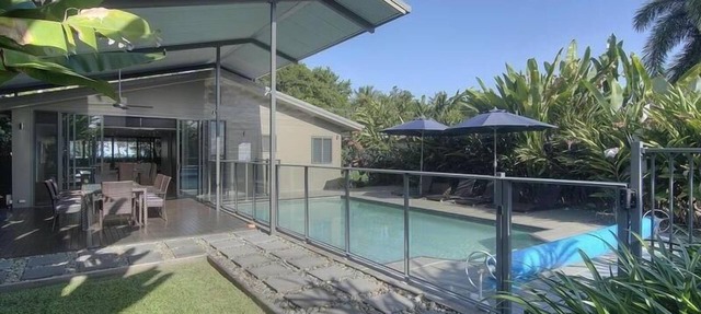Coco Beach Villa - Tropical Beachfront Haven in Newell Beach