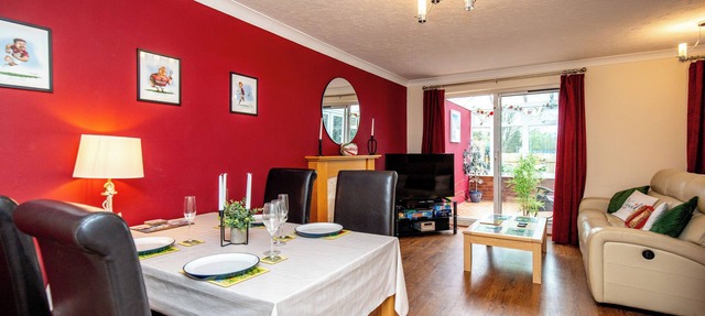Comfortable & Spacious Entire Holiday home in Llanelli. Pet Friendly. in Llanelli