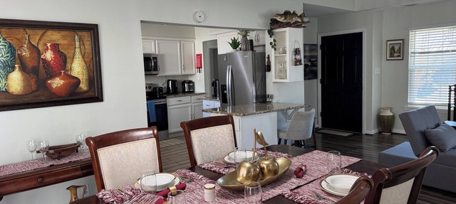 Convenient, cozy home surrounded by trees, 6 miles to BNA, 13 miles to downtown. in Hermitage