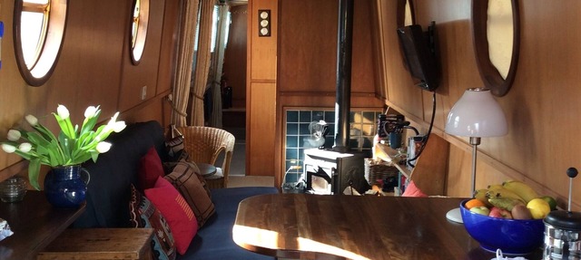 Cosy Narrowboat in Central London in The Pool of Little Venice. in London