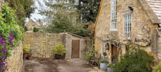 COURTYARD HOUSE, family friendly, with open fire in Blockley in Moreton-in-Marsh