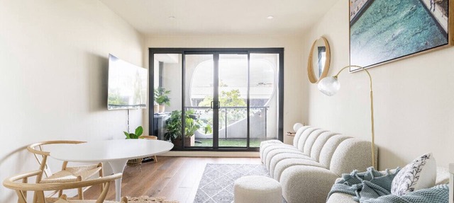 Cozy, 1 bedroom beachside apartment with underground parking in Hampton