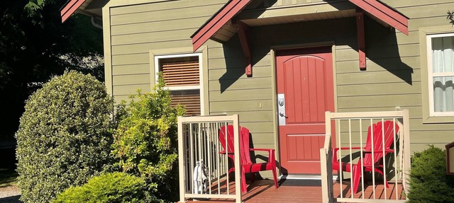 Cozy Cottage with deck & BBQ, short walk Rathtrevor Beach. in Parksville