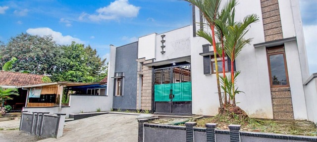 Cozy Double Escape W/Free WiFi and Parking in Purwokerto