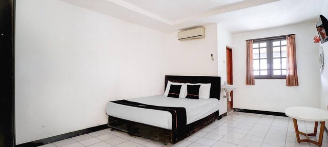 Cozy Double Escape W/Free WiFi and Parking in Bekasi
